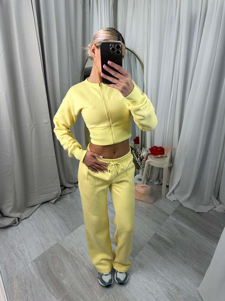 Damen nan kurzes Zip-Cropped-Shirt mit formendem Bund und breite Relax-Sweatpants mit Tunnelzug Echo Archiv
