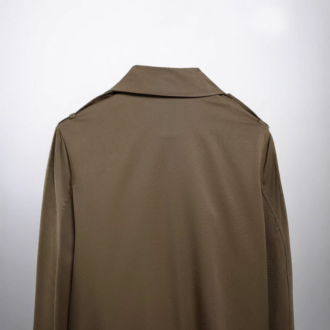 Damen kurzer Cropped Trenchcoat im Boxy‑Schnitt mit doppelreihiger Knopfleiste Schulterklappen und verstellbaren Ärmelriemen – Montévia