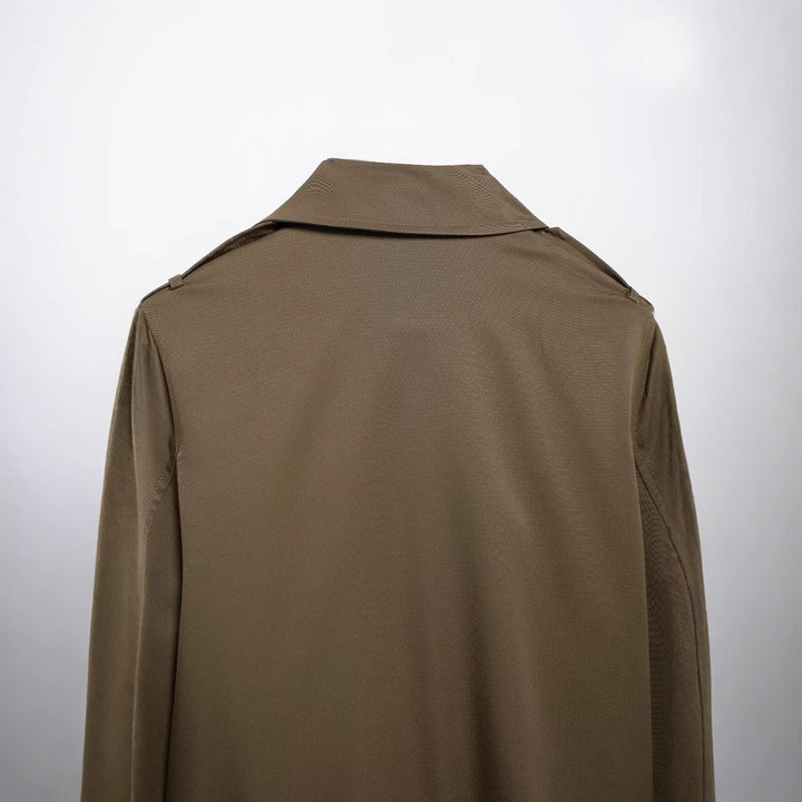 Damen kurzer Cropped Trenchcoat im Boxy‑Schnitt mit doppelreihiger Knopfleiste Schulterklappen und verstellbaren Ärmelriemen – Montévia