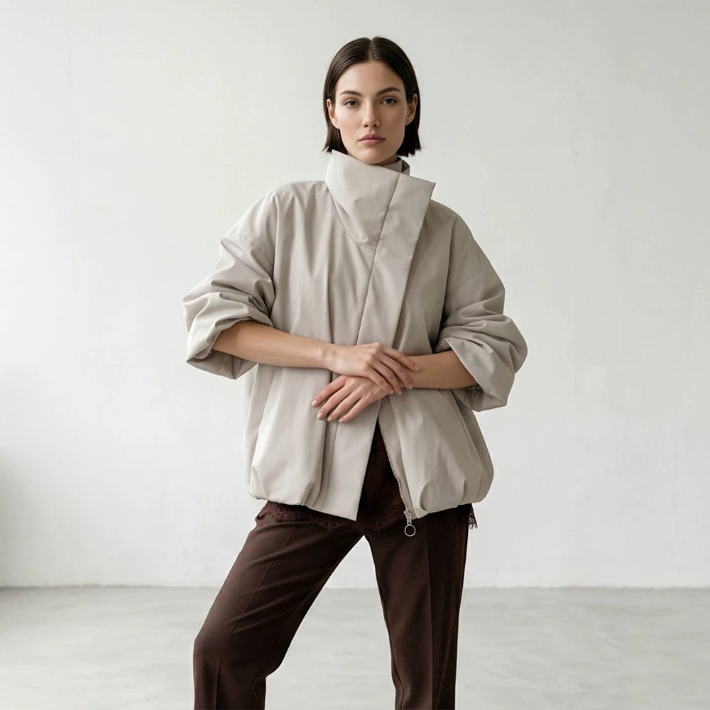 Damen Boxy-Kurzsteppjacke mit hohem asymmetrischem Stehkragen Echoarchiv