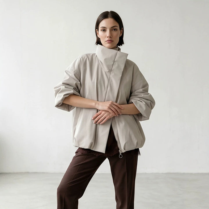 Damen Boxy-Kurzsteppjacke mit hohem asymmetrischem Stehkragen Echoarchiv