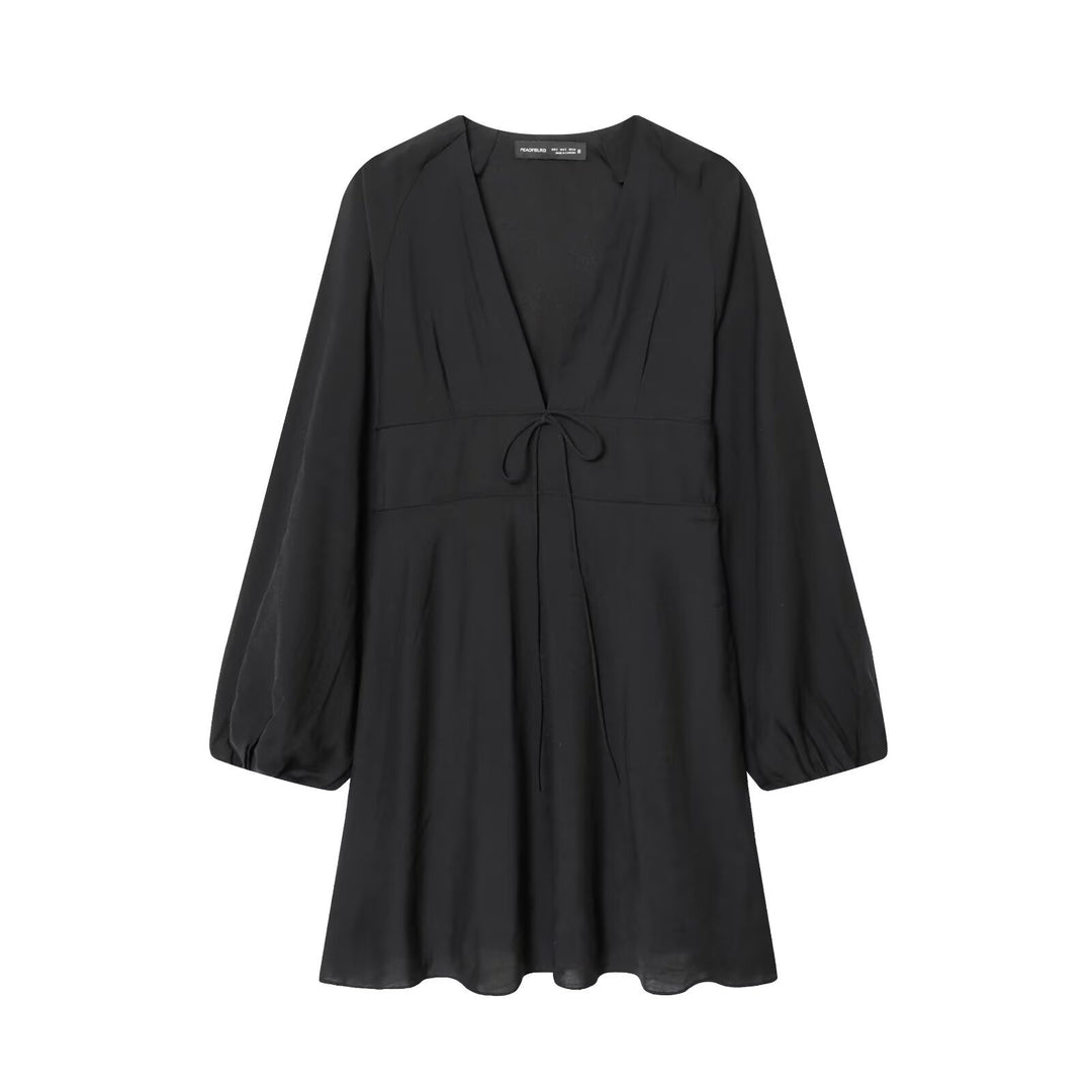 Damen Kurzkleid mit tiefem V‑Ausschnitt, Empire‑Taillenband und weiten Ballonärmeln Echoarchiv