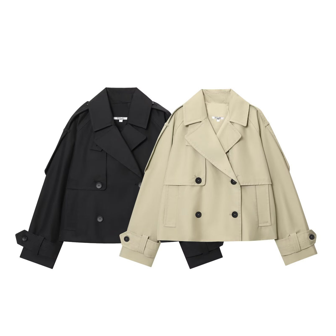 Damen Kurz geschnittener Trench mit kastiger Silhouette, Schulterpatten und breiten Manschetten Echo Archiv