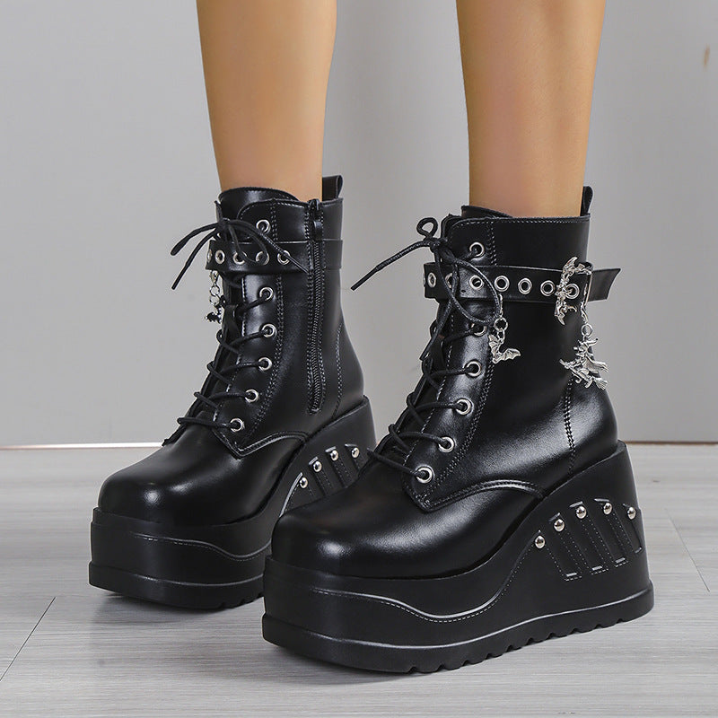 Damen nan Gothic Plateau-Stiefelette mit Schnürung, Ösenriemen und Anhänger-Details Echo Archiv