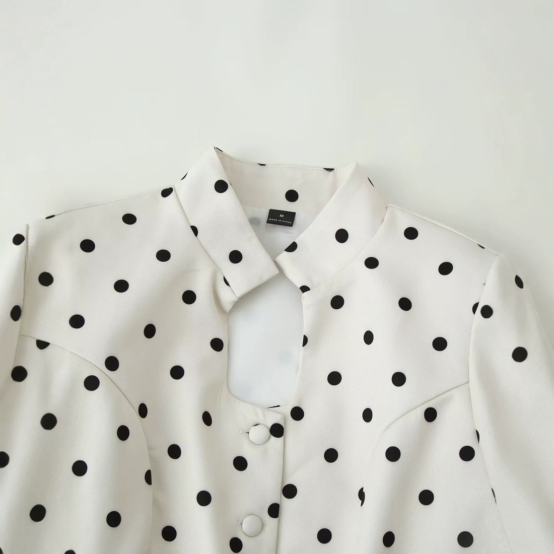 Damen Taillierte Polka‑Dot Bluse mit Stehkragen, Puffärmeln und Schößchen Echo Archiv