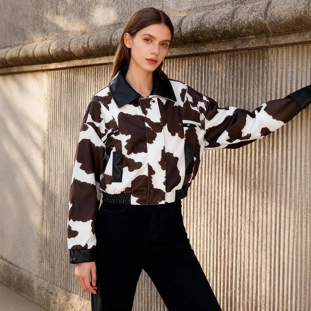 Damen nan cropped Bomberjacke mit Kuhflecken-Muster und Kunstlederbesatz Echo Archiv