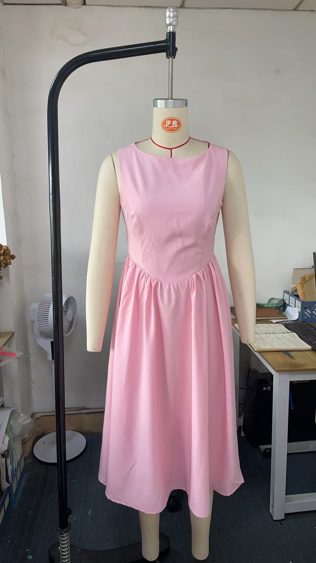 Damen Elegantes Midi-Kleid mit tailliertem Oberteil und schwingendem Rock Echo Archiv