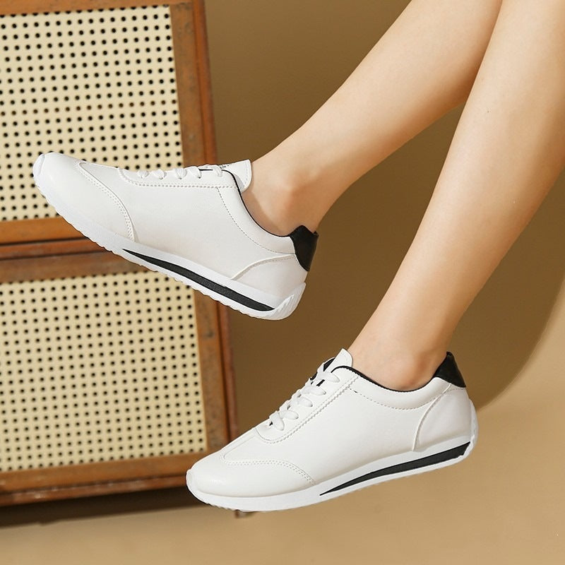 Damen Sneaker mit leichter Keilsohle und kontrastfarbenem Fersenpatch – Névara
