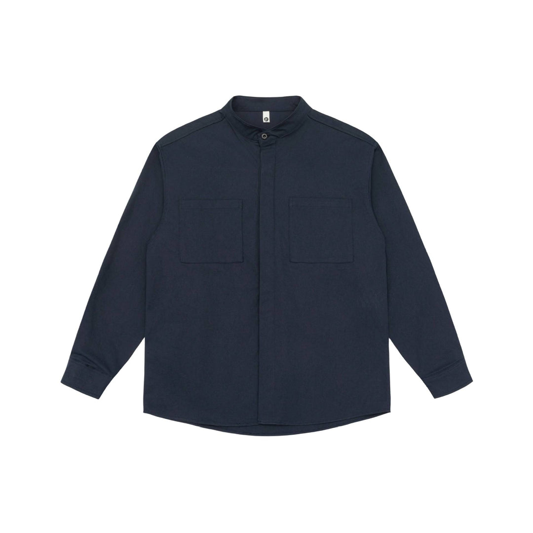 Unisex Hemdjacke mit Stehkragen, verdeckter Knopfleiste und aufgesetzten Brusttaschen Echoarchiv