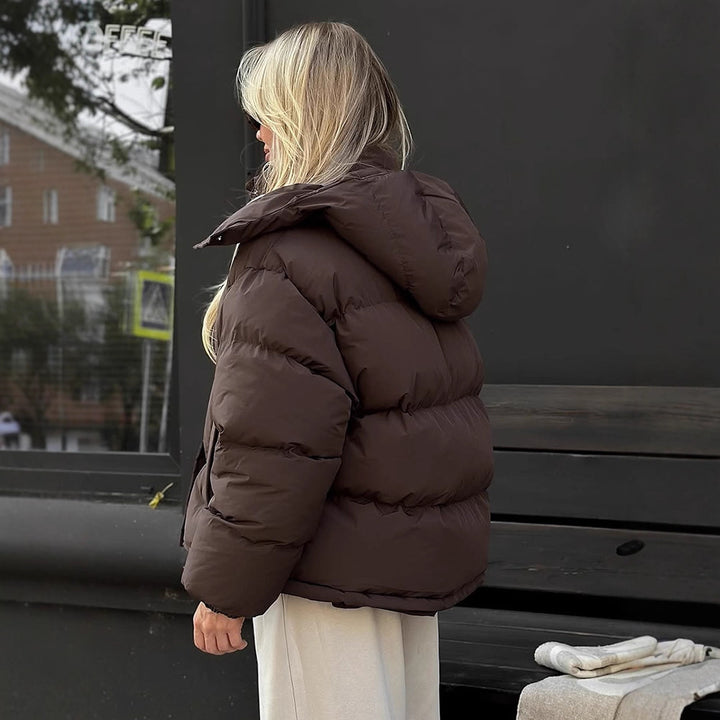 Damen Kurz geschnittene Oversize-Steppjacke mit hohem Stehkragen und verdeckter Druckknopfleiste Echoarchiv
