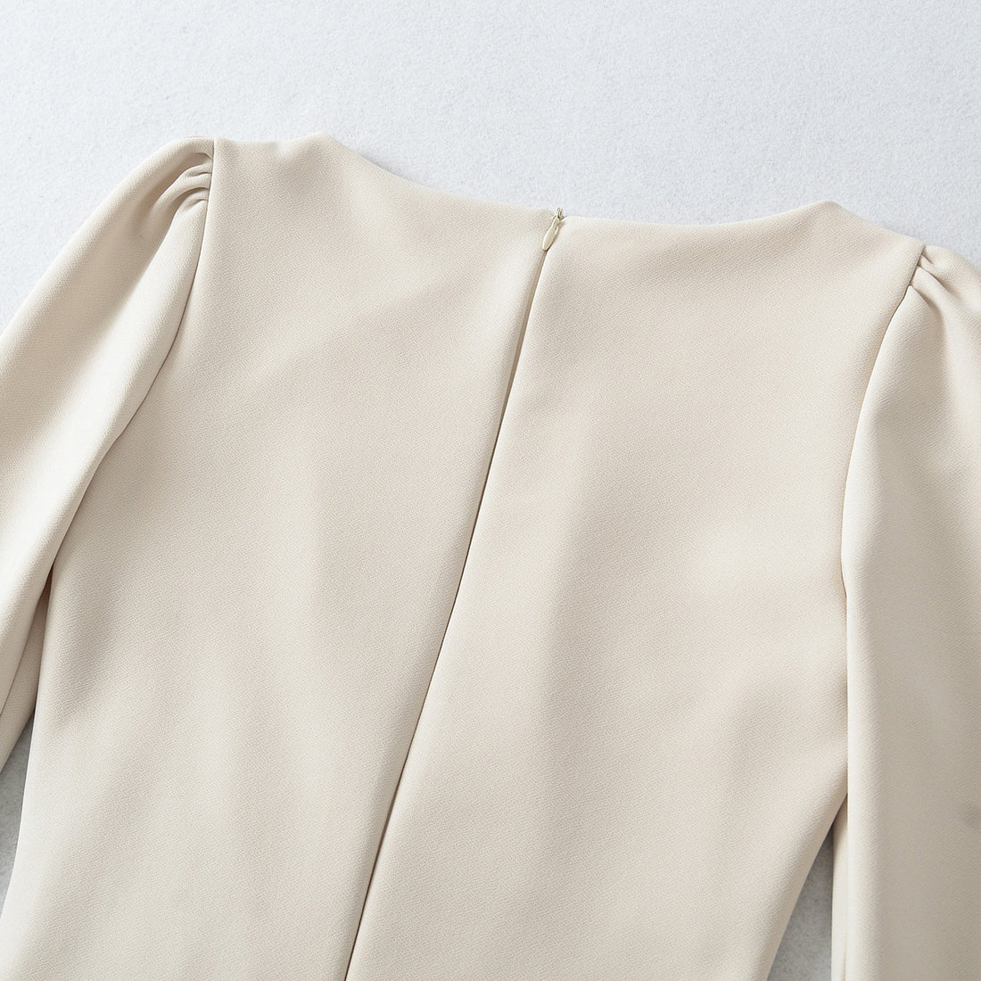 Damen Figurbetontes Midikleid mit geraffter Wickeloptik und langen Ärmeln Echoarchiv