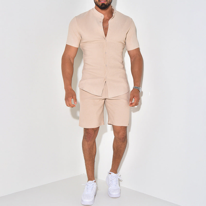 Herren modernes Kurzarm-Hemd mit strukturiertem Gewebe und passenden Shorts Echoarchiv