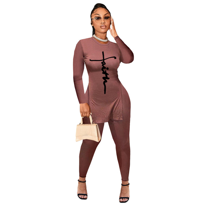 Damen Enganliegendes zweiteiliges Lounge-Set mit langem Shirt, figurbetonten Leggings und vertikalem Schriftzug – Élanora