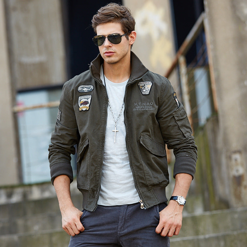 Herren kurz geschnittener Fliegerblouson aus Canvas mit Emblem‑Aufnähern und Ärmeltasche Echoarchiv
