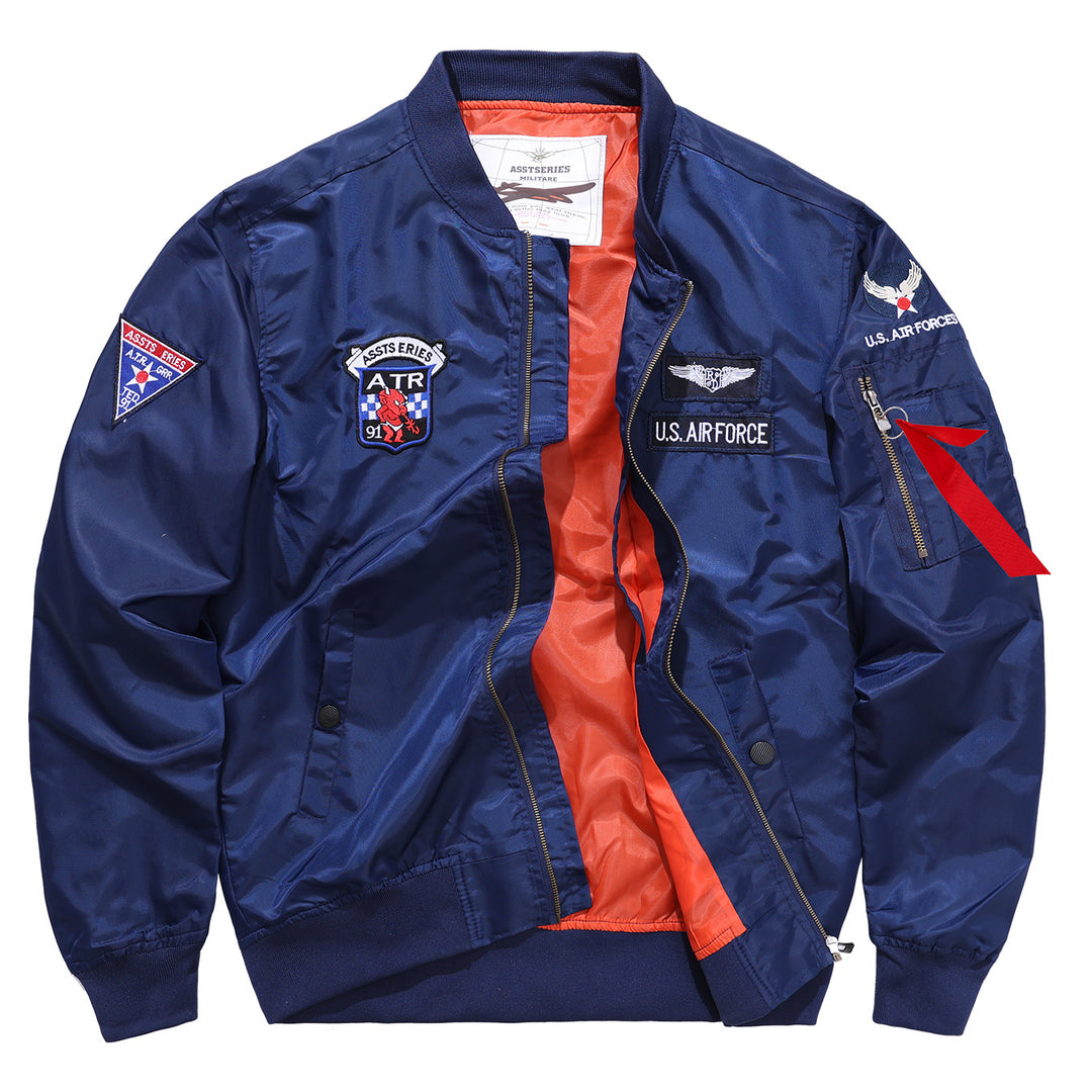 Männlicher  von Flugzeugen inspirierter Bomberjacke mit Kontrastfutter und Reißverschlussärmel mit Utility-Tasche Echo Archiv