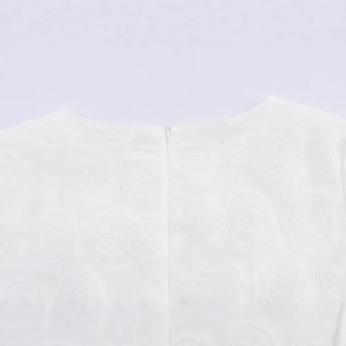 Damen Kurzes A-Linien-Kleid mit Rosen-Jacquard, Volantärmeln und Ziergürtel Echoarchiv