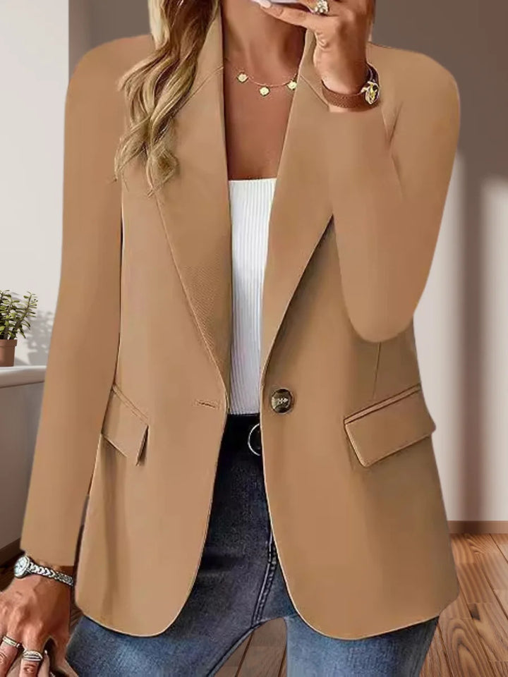 Damen Taillierter Single-Button-Blazer mit fallendem Revers und Pattentaschen – Valéne