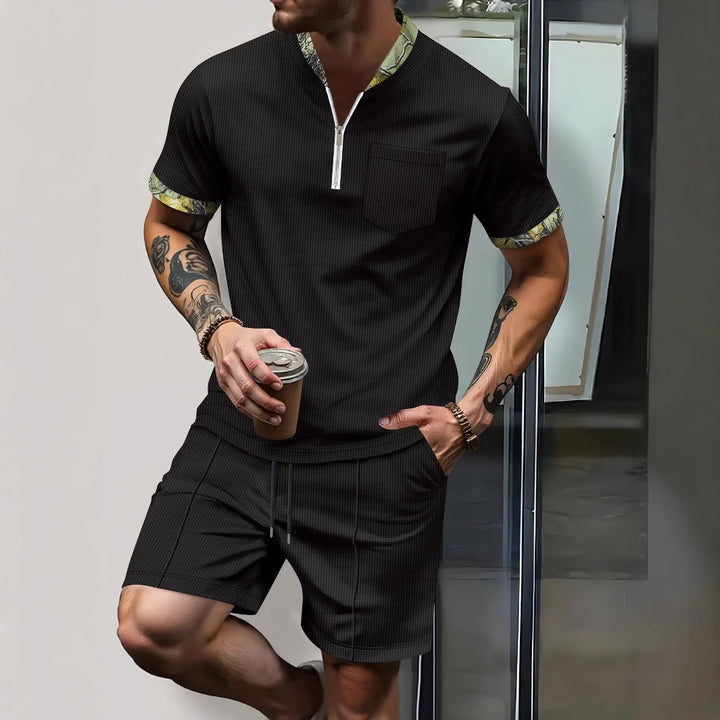 Herren Freizeit Outfit mit Zip-Kragen und Kurzhosenset Echoarchiv