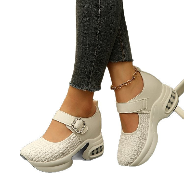 Damen Plateausneaker-Mules mit gestricktem Obermaterial, Schmuckriemen und skulpturierter Luftsohle Echoarchiv