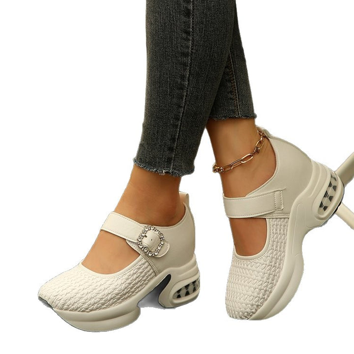 Damen Plateausneaker-Mules mit gestricktem Obermaterial, Schmuckriemen und skulpturierter Luftsohle Echoarchiv