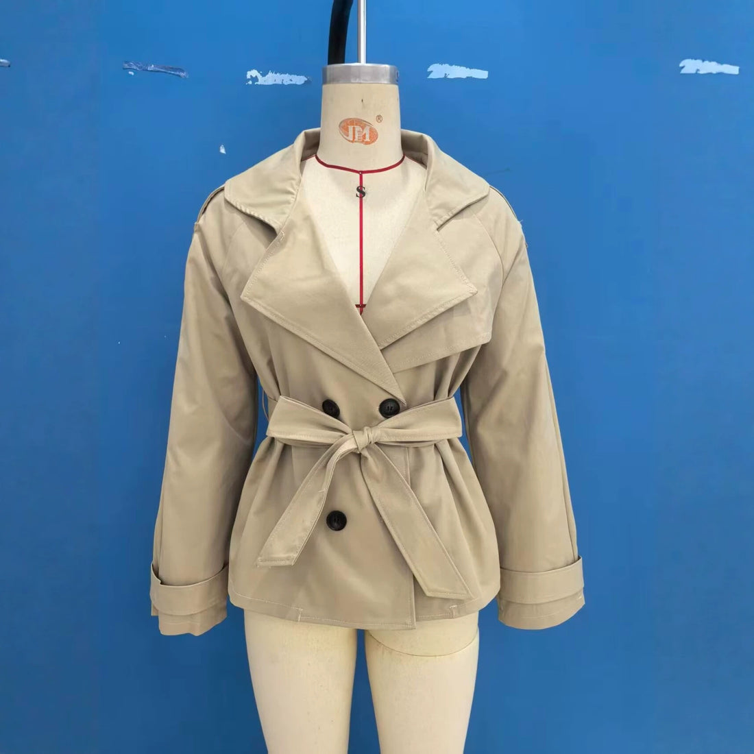 Damen Kurzer Trench‑Blouson mit Reverskapuze, Taillengürtel und doppelter Knopfleiste Echoarchiv