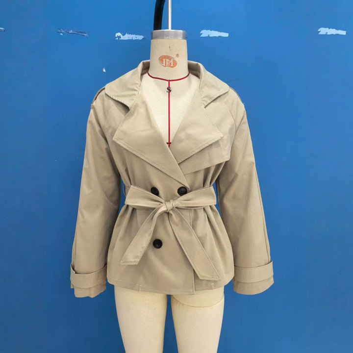Damen Kurzer Trench‑Blouson mit Reverskapuze, Taillengürtel und doppelter Knopfleiste Echoarchiv