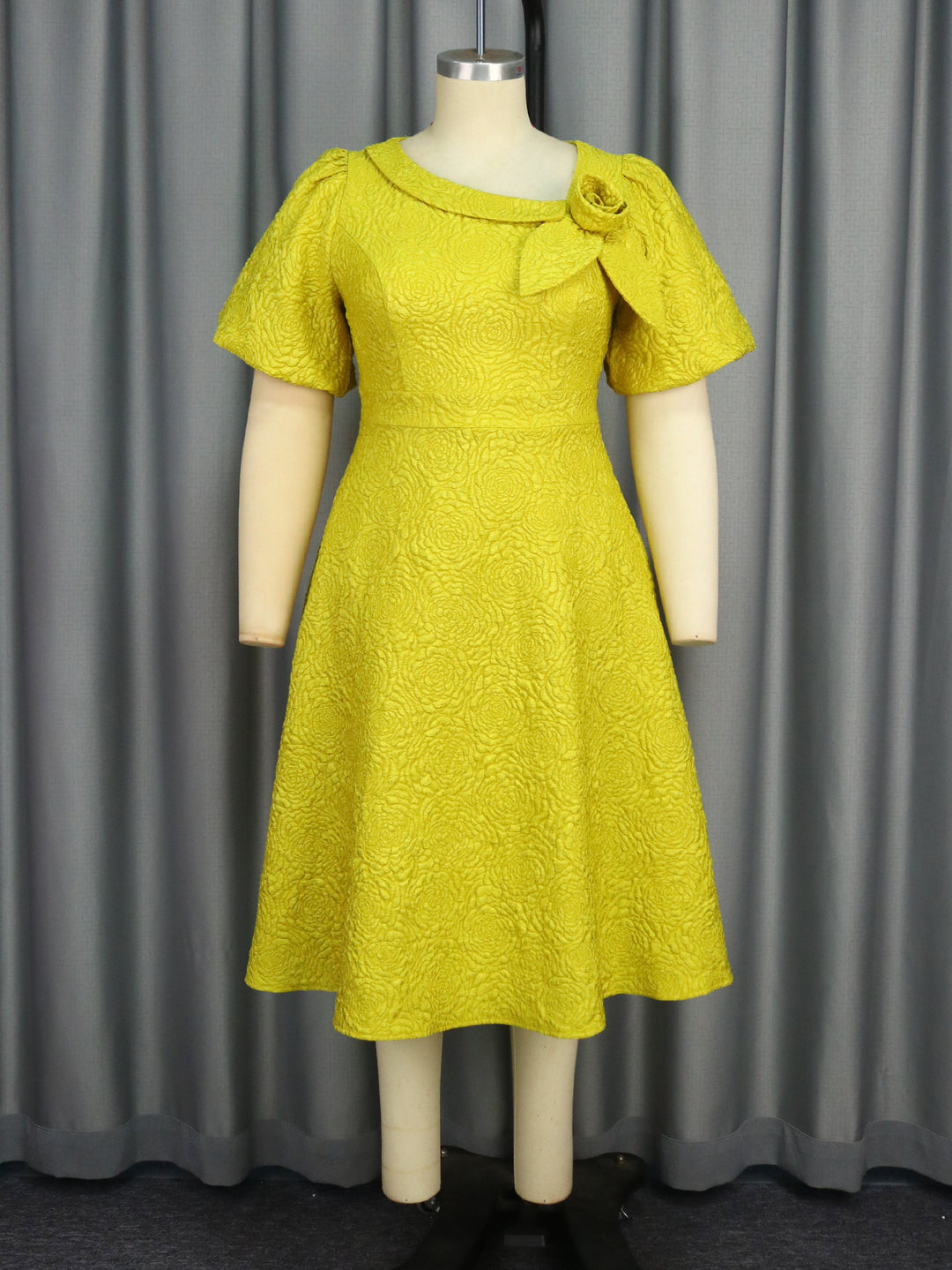 Damen Elegantes Kleid mit strukturierter Blumenapplikation Echo Archiv