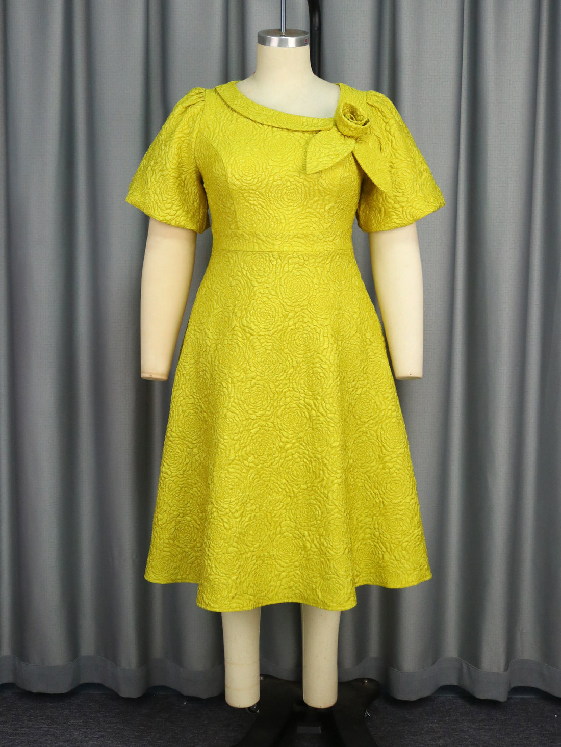 Damen Elegantes Kleid mit strukturierter Blumenapplikation – Élara