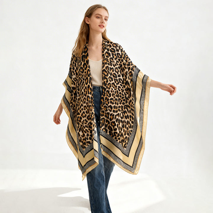 Damen Oversized Kimono-Überwurf mit Leopardmuster und breiter Satin-Bordüre – Avérine