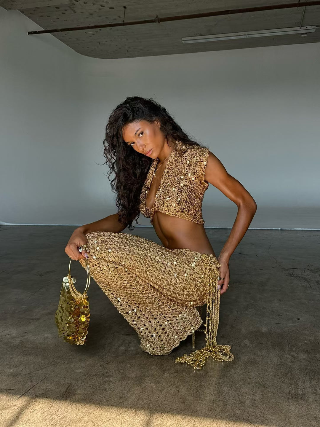 Damen Glitzerndes Festival-Outfit mit kurzem Rock und Bandeau-Oberteil Echo Archiv