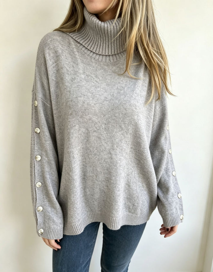 Damen Oversized Rollkragenpullover mit Ärmel-Knopfleiste – Mavelle