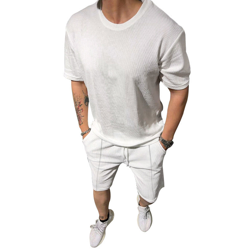 Herren lässiges Freizeitsport-Outfit mit strukturiertem Oberteil und Shorts Echoarchiv