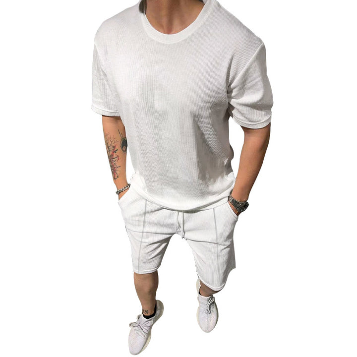 Herren lässiges Freizeitsport-Outfit mit strukturiertem Oberteil und Shorts Echoarchiv