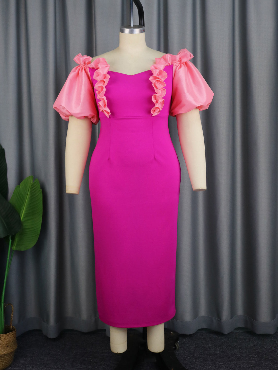 Damen figurbetontes Abendkleid mit voluminösen Rüschenärmeln Echo Archiv
