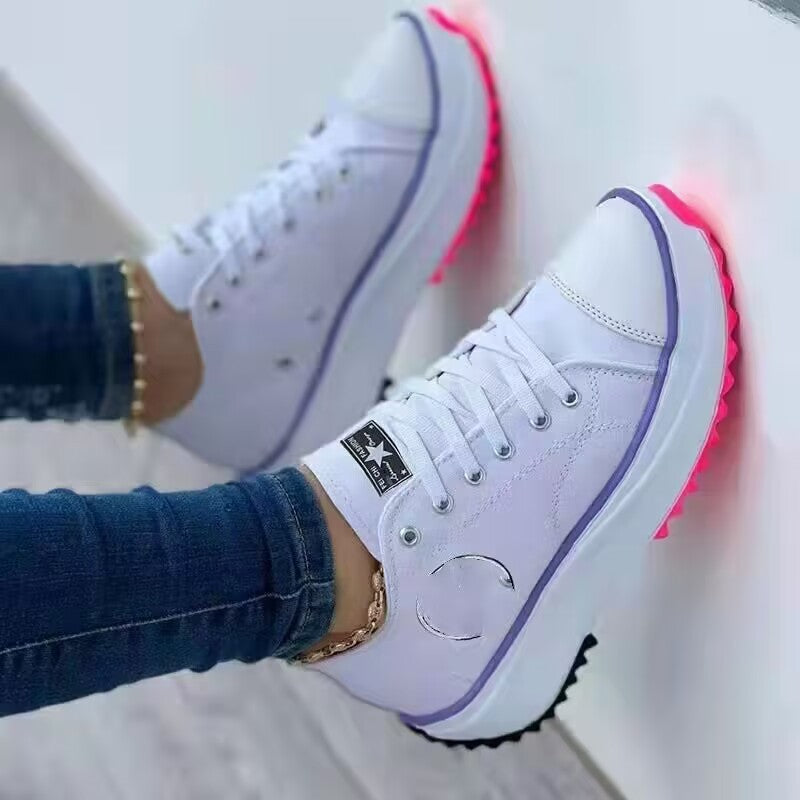 Damen Plateau-Canvas-Sneaker mit verstärkter Zehenkappe, profilierter Gummisohle und gepolstertem Schaft – Névara