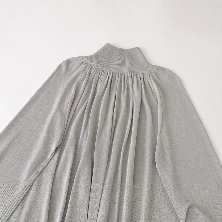 Damen Ballonärmel-Feinstrickpullover mit gerafftem Stehkragen und Knopfdetail Echoarchiv