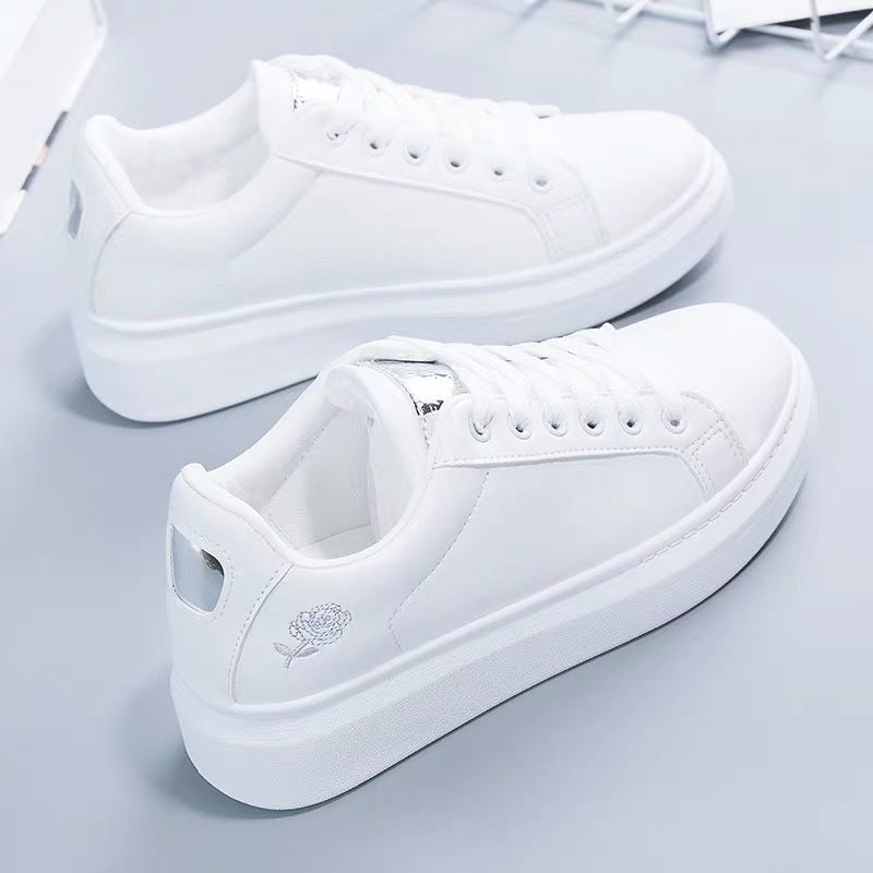 Damen nan urbaner Freizeit-Sneaker mit dezenter Rosenstickerei, erhöhtem Keilsohlenprofil und gepolstertem Komfortfußbett Echo Archiv