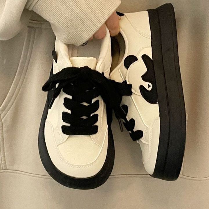 Damen Plateau-Sneaker mit auffälliger Tierapplikation und gepolstertem Komfortkragen – Névara