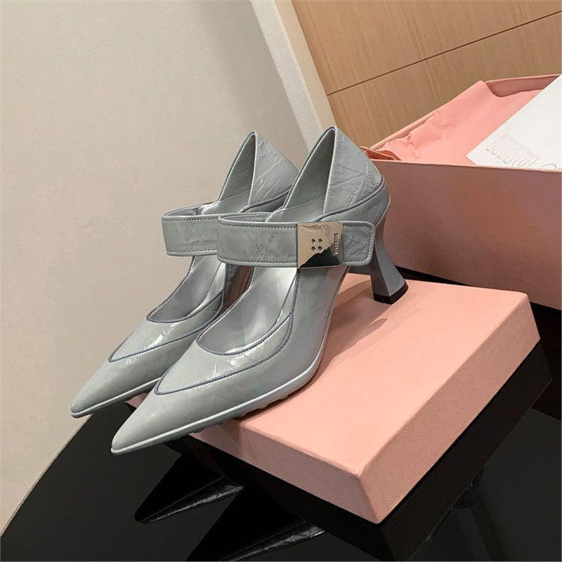 Damen Spitz zulaufende Mary-Jane‑Pumps mit breitem Riemen und geformtem Kitten‑Absatz – Lioré