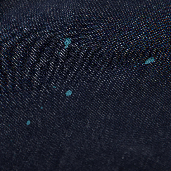 Herren Relaxed-Tapered Denimhose mit Farbklecks-Detail und hohem Bund Echoarchiv