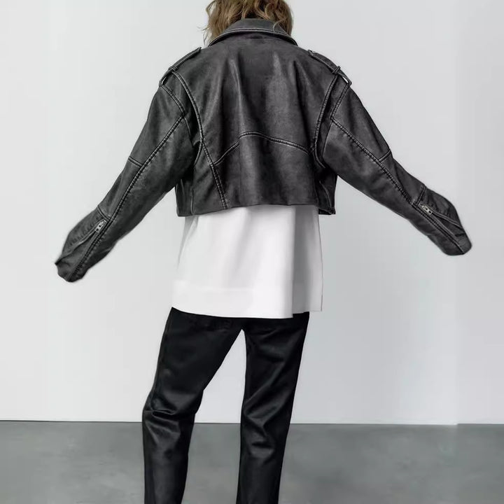Damen Kurz geschnittene Bikerjacke aus Kunstleder mit asymmetrischer Reißverschlussfront und Oversized‑Boxy‑Silhouette Echo Archiv