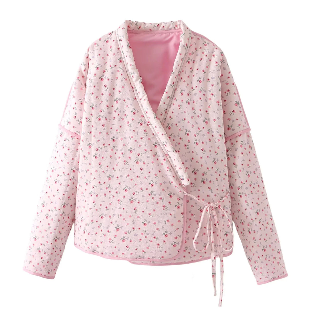 Damen leichte Wickeljacke im Kimono‑Stil mit zartem Blumenmuster und Taillenband – Célinea