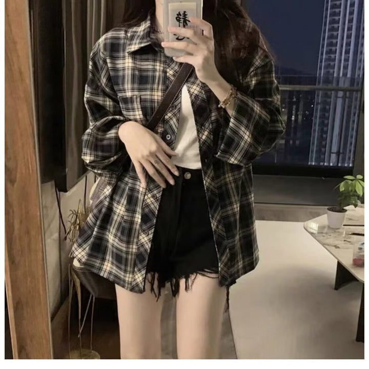 Damen lässige Karobluse mit oversized Schnitt und praktischen Druckknöpfen Echoarchiv