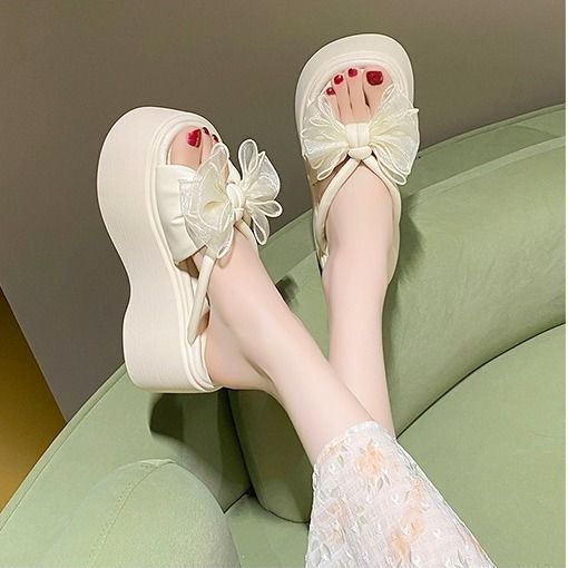 Damen Plateau‑Pantolette mit hoher Wedgesohle und organza‑Blütenapplikation – Sorelia