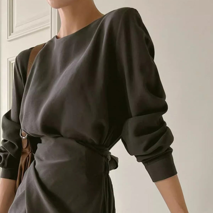Damen Modernes Longkleid mit überlappender Taillenpasse, verdeckten Eingrifftaschen und kastiger Silhouette – Valéora
