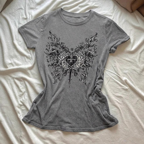 Damen T-Shirt mit künstlerischem Schmetterlingsdesign und herzförmigem Akzent Echo Archiv