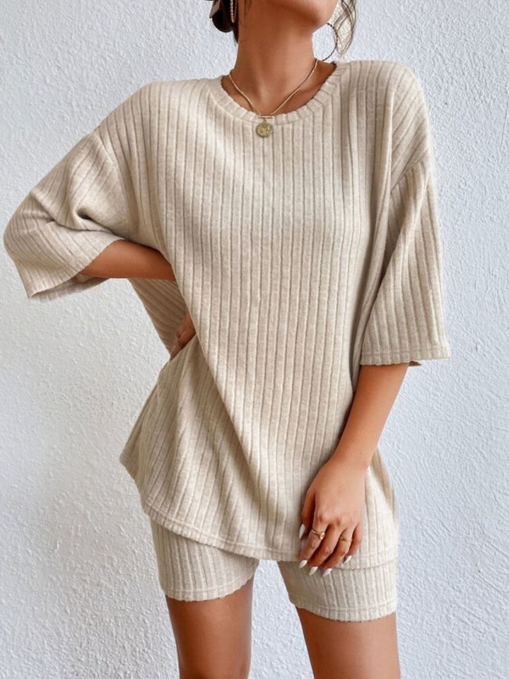 Damen Lässiges Rippstrick-Lounge-Set mit Oversize-Kurzarmoberteil und High-Waist-Biker-Shorts – Élanora