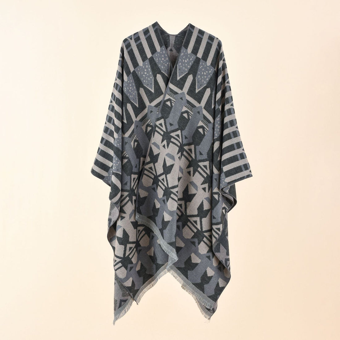 Damen Strick-Überwurfcape im Ruana-Stil mit grafischem Jacquard und Fransensaum – Veloura