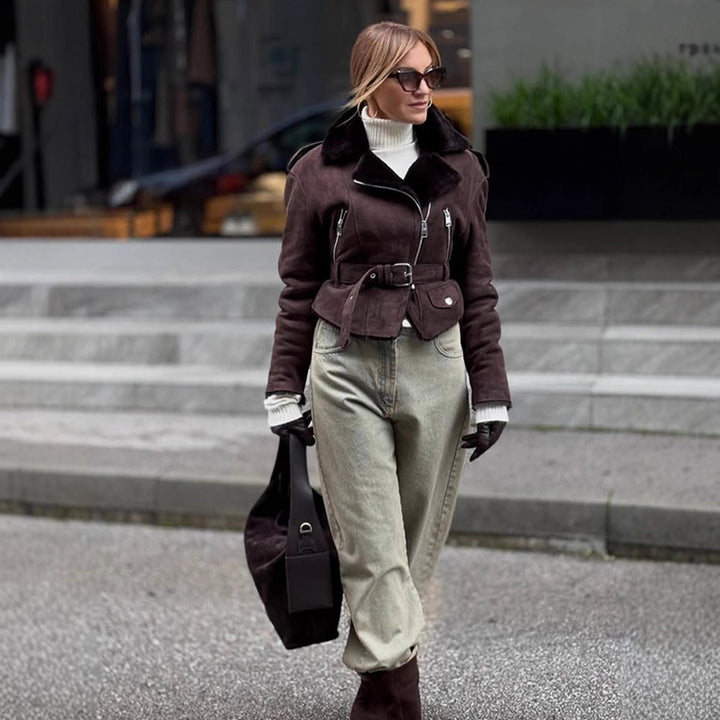 Damen Kurzjacke im Biker‑Style aus Velourslederoptik mit Teddyfutter und Taillengürtel Echoarchiv