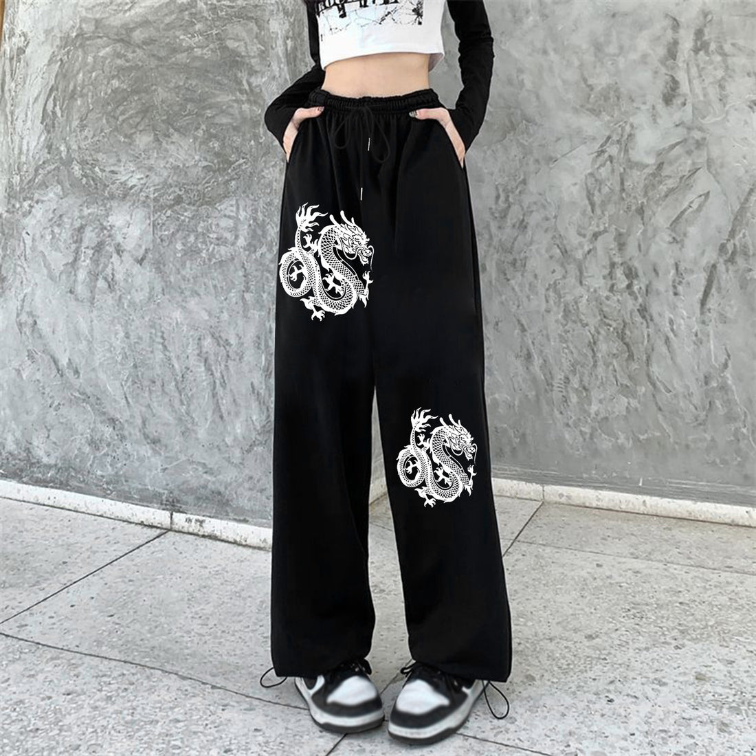 Damen weite Jogginghose hochgeschnitten mit seitlichem Statementprint und elastischem Bund – Avélisse